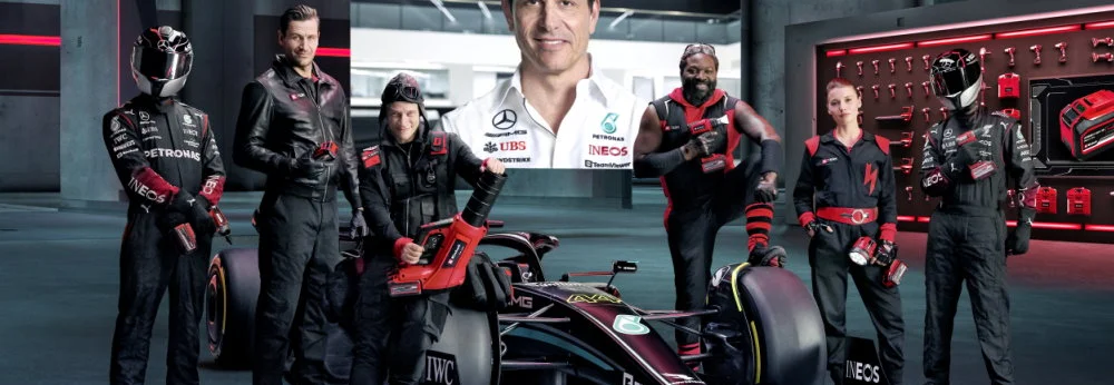 Gruppe mit Rennwagen und Werkzeugen