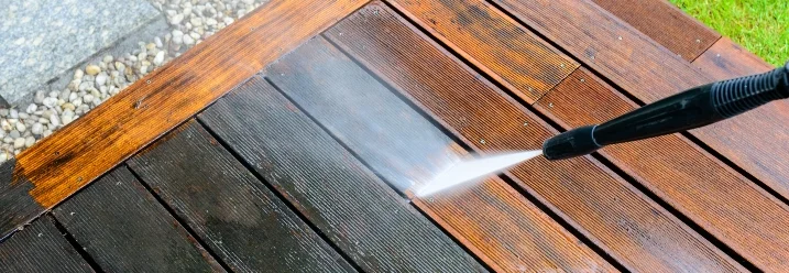 Holzterrasse mit Hochdruckreiniger säubern