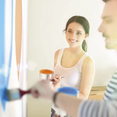 Personen streichen eine Wand