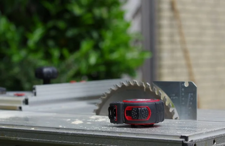 Rot-schwarzes Maßband auf Tischkreissäge