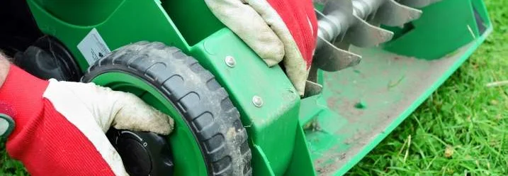 Person stellt Vertikutierer ein