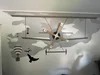 Wanddekoration mit einem Flugzeug, Heißluftballons und Vögeln.