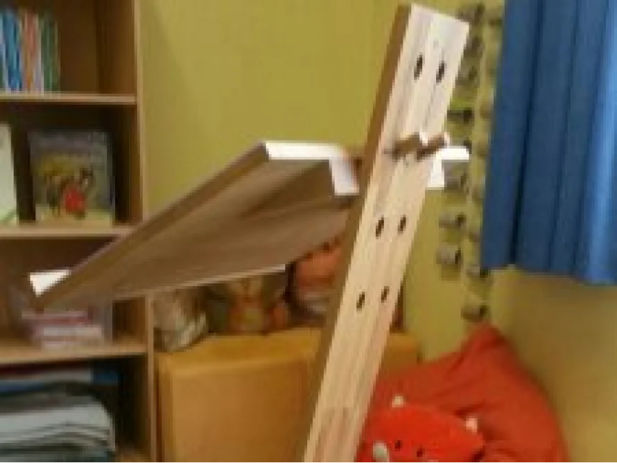 Verstellbares Holzpult in einem Kinderzimmer