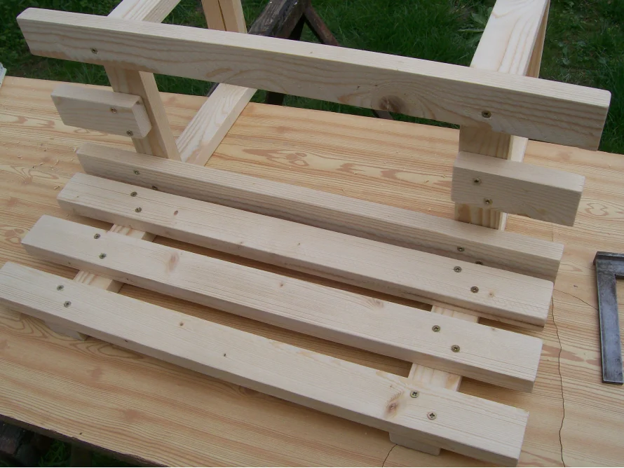 Holzrahmen mit Schrauben auf einer Werkbank