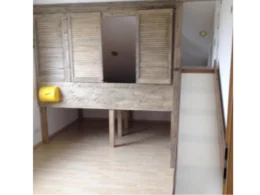 Hochbett aus Holz mit Rutsche