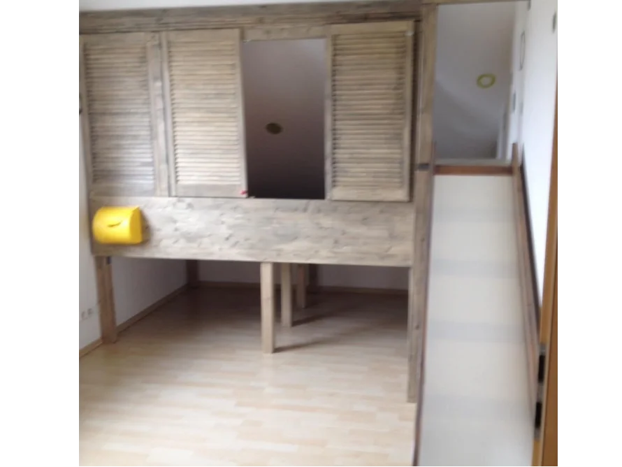 Hochbett aus Holz mit Rutsche