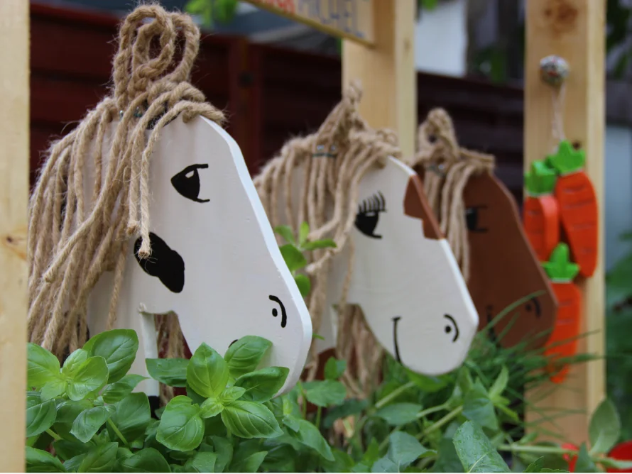 Drei Pferdeköpfe aus Holz