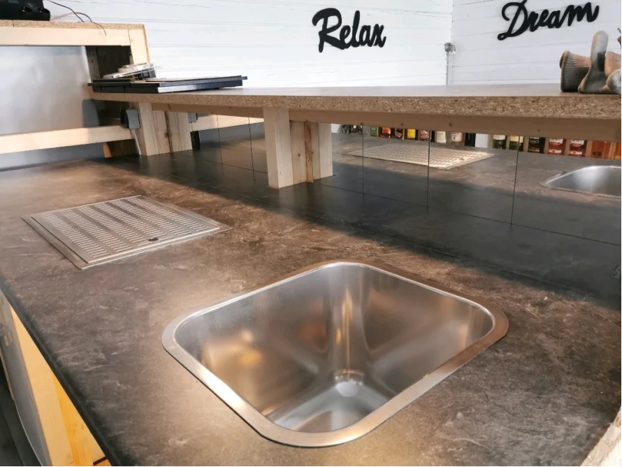 Dunkele Arbeitsplatte mit Spüle