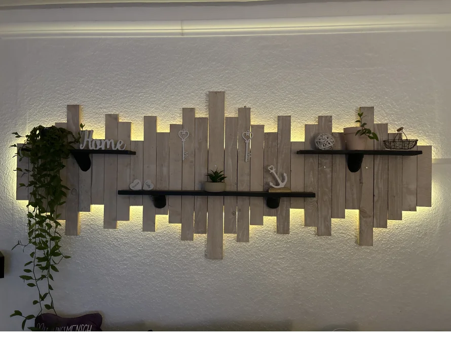 Wandregal aus Holz mit Beleuchtung