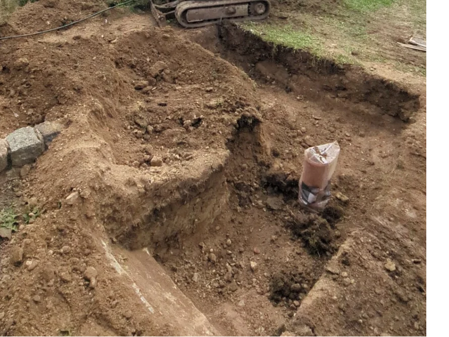 Erdarbeiten mit einem Minibagger für ein Fundament.