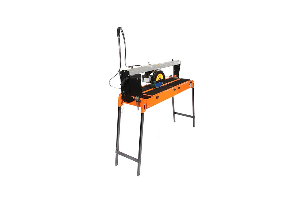 Elektrischer Fliesenschneider auf einem Gestell
