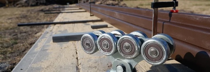 Rollen für Schiebetür auf Baustelle