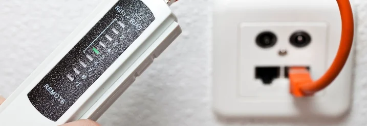 Hand testet Netzwerkdose mit Kabeltester