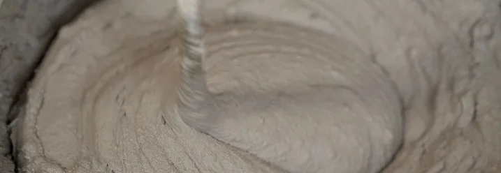 Mörtel wird mit einem Rührgerät angerührt