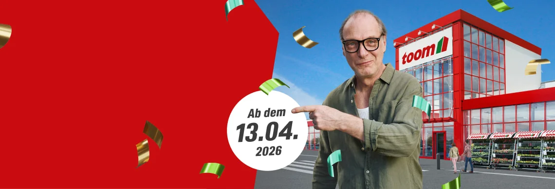 Eine Person zeigt vor einem Baumarkt auf ein Datum.