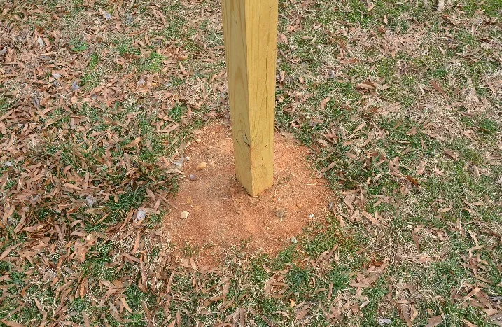 Holzpfosten auf Kiesbett