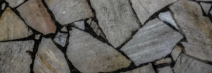 Pflaster aus Schieferplatten