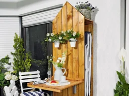 Holz-Sichtschutz mit Klapptisch und Blumen