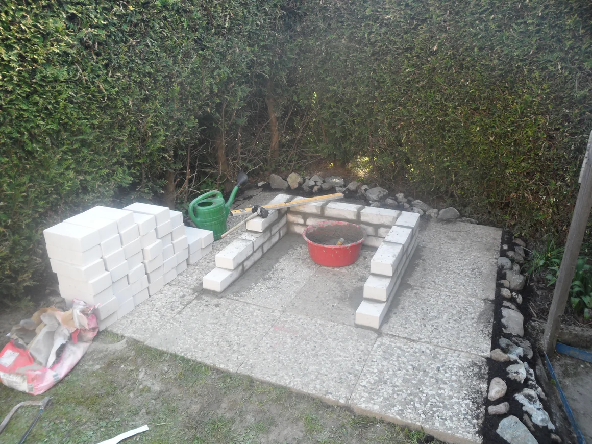 Bau eines Fundaments aus weißen Steinen