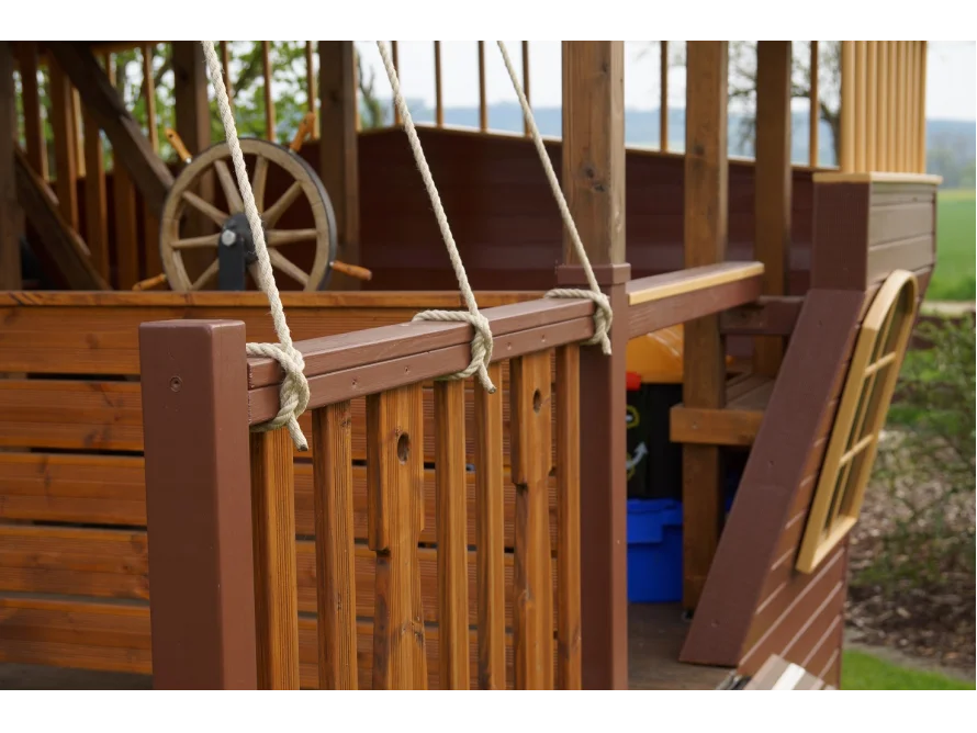 Detail eines Spielschiffes aus Holz