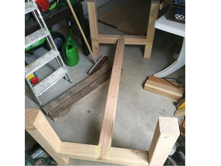 Gartentisch aus Massivholz