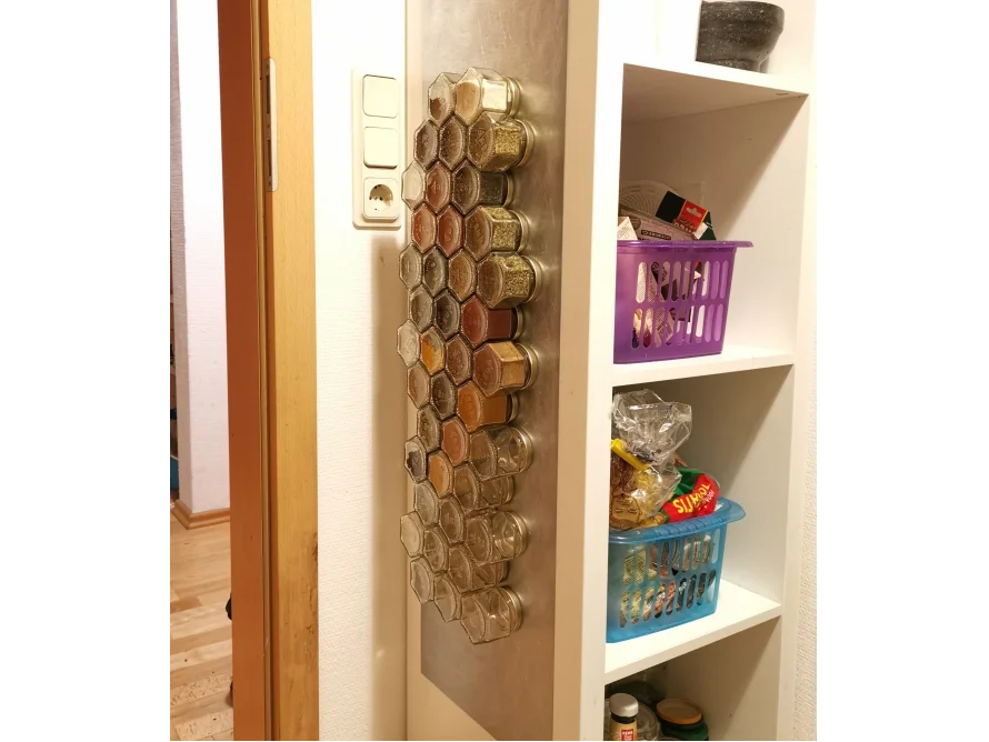 Magnetisches Gewürzregal an der Wand