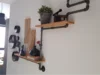 Wandregal aus Holz und Rohren