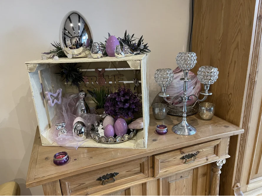 Osterdekoration in Holzkiste