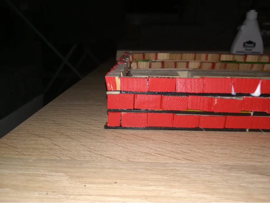 Holzkonstruktion mit roter Farbe