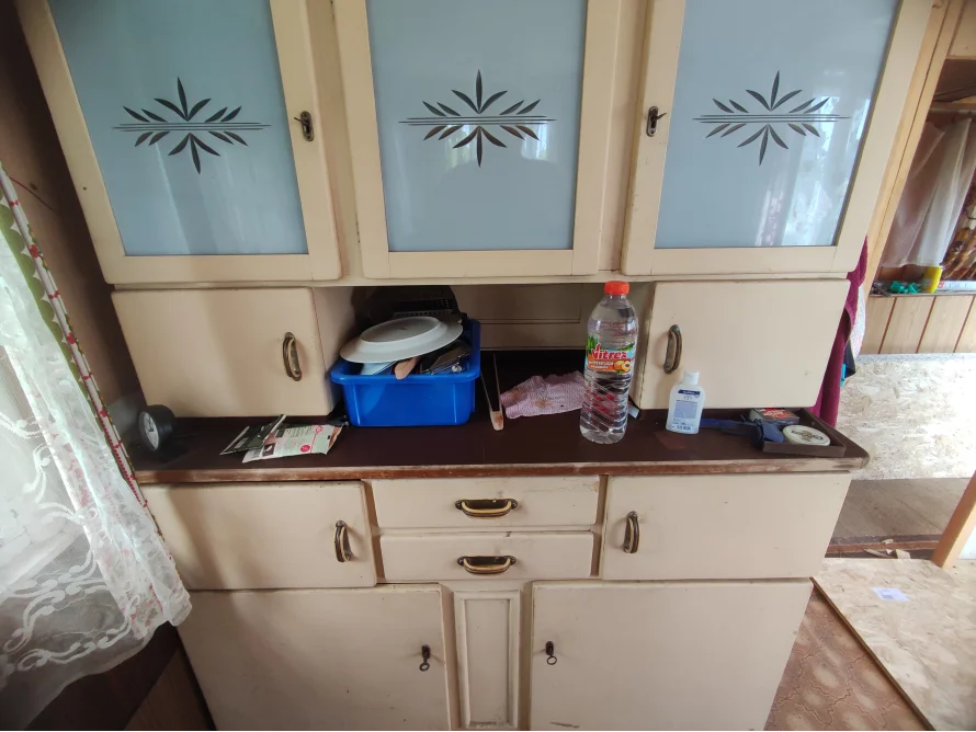 Alter Küchenschrank mit Geschirr