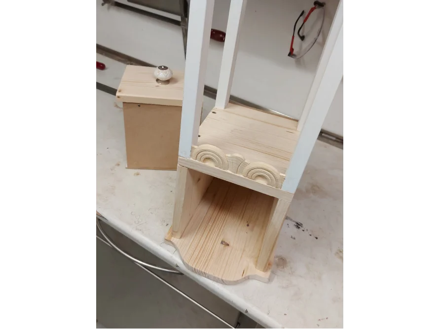 Holzregal mit Schublade während des Baus