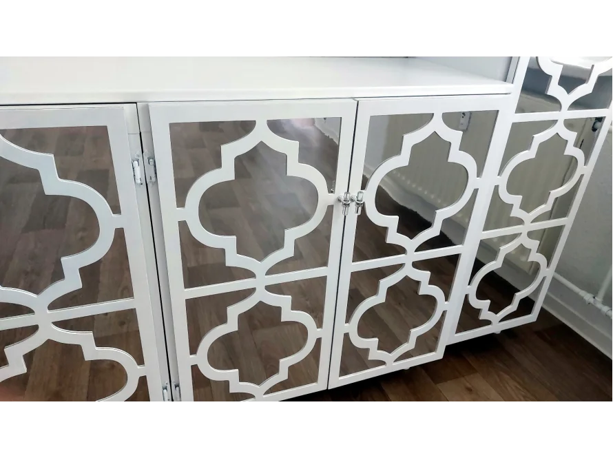 Weißer Schrank mit orientalischem Muster