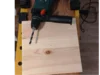 Bohrmaschine auf Holzbrett