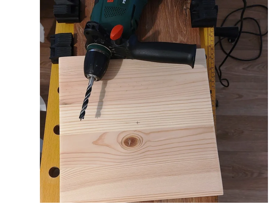 Bohrmaschine auf Holzbrett