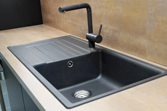 Schwarzes Spülbecken mit Armatur