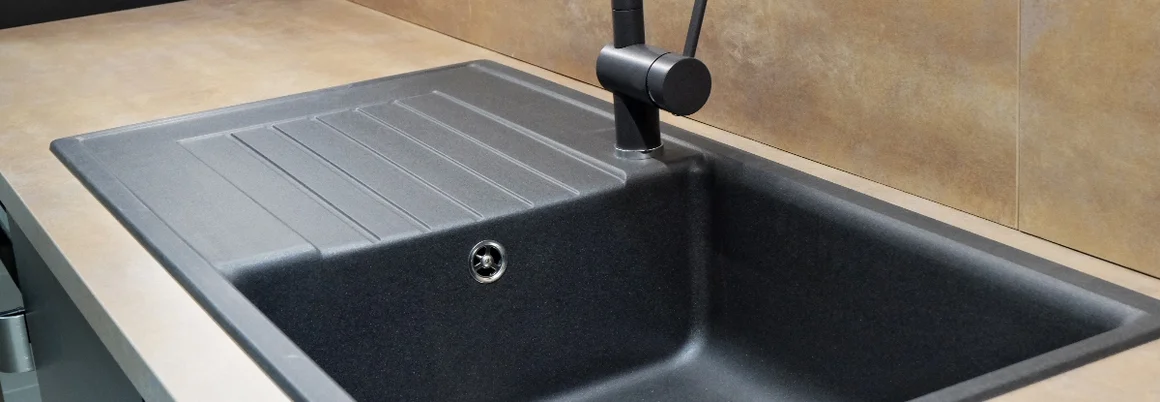 Schwarzes Spülbecken mit Armatur