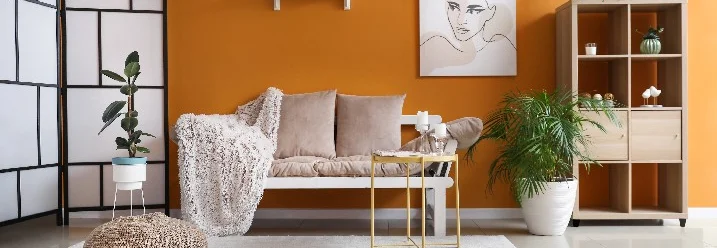 Stilvolles Wohnzimmer mit orangener Wand