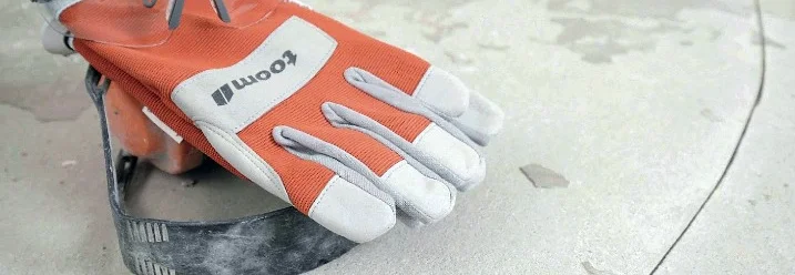 Arbeitshandschuhe und Schutzbrille