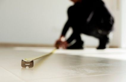 RT Kueche planen Raum ausmessen 20 43 717x467 Mann misst Fläche mit Maßband