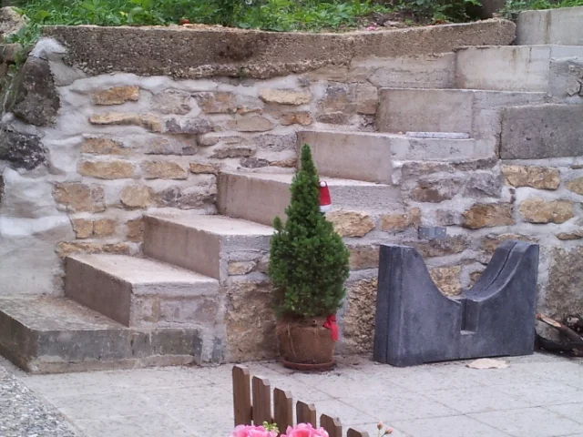 Hanggarten nutzbar gemacht durch Terrasse und auffüllen mit Erde