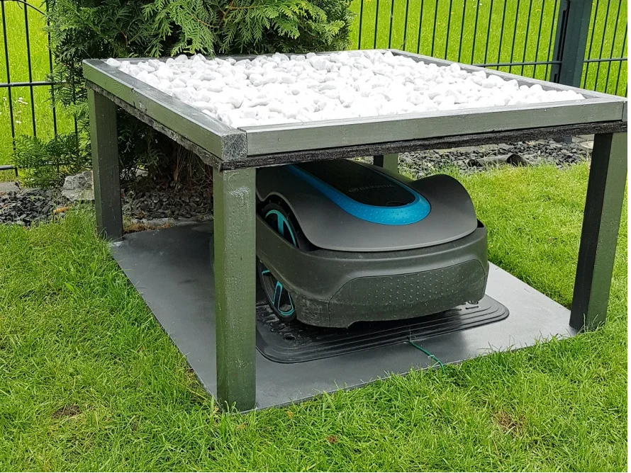 Mähroboter unter Unterstand