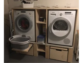 Waschmaschine und Trockner in einem Holzregal