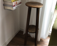 Holztisch mit zwei Ablageflächen