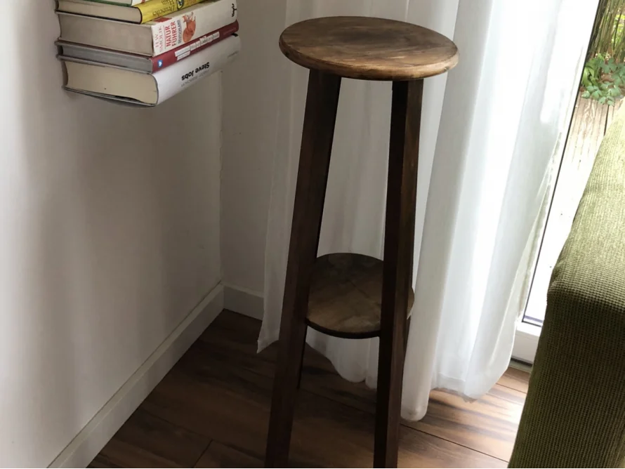 Holztisch mit zwei Ablageflächen