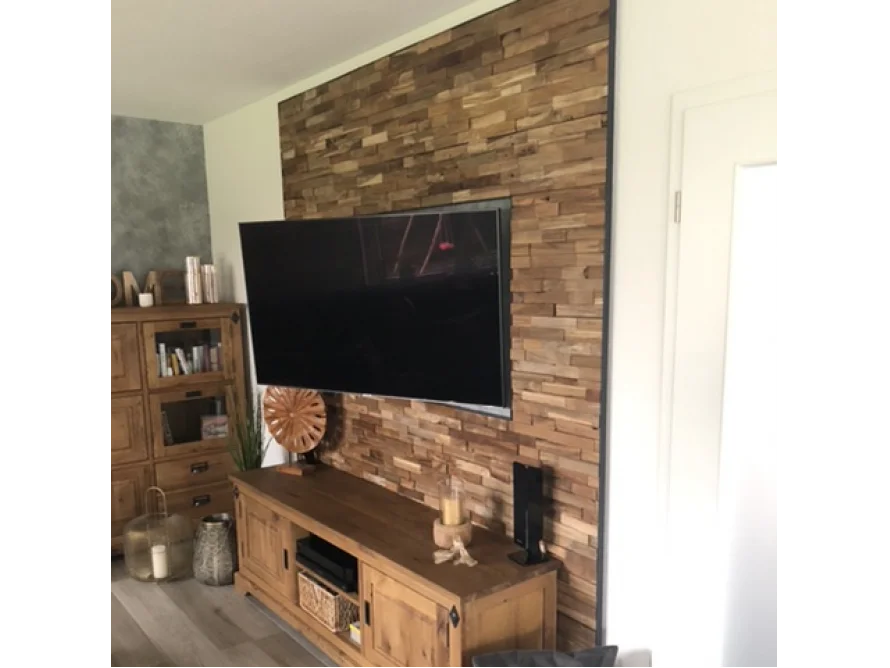 Ein Wohnzimmer mit einer Holzwand.