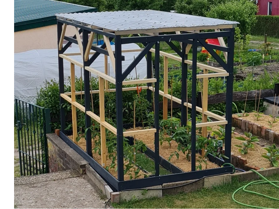 Grundgerüst eines Gartenhauses aus Holz