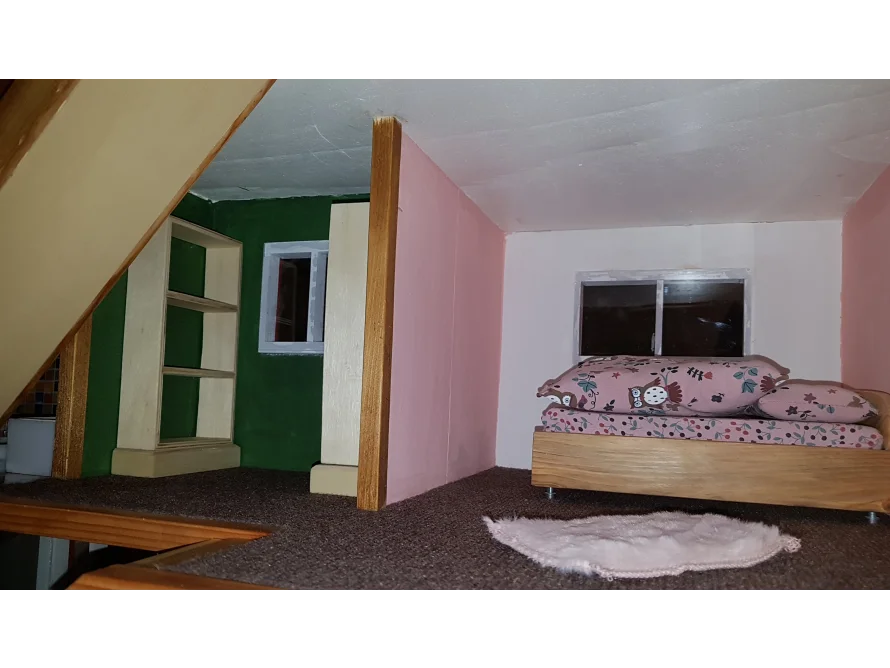 Puppenhaus Schlafzimmer mit Bett und Schrank