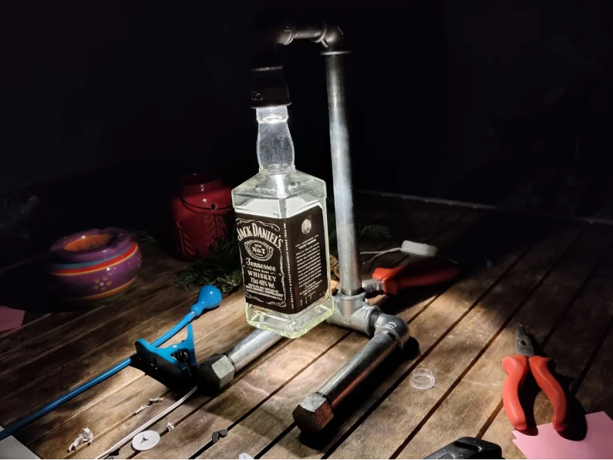 Selbstgebaute Lampe aus einer Glasflasche