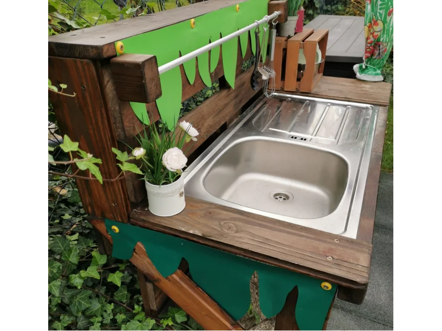 Spielküche aus Holz mit Spüle