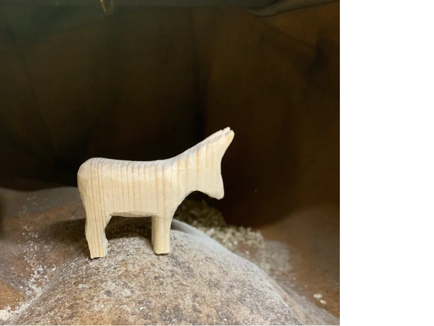 Holzfigur eines Esels